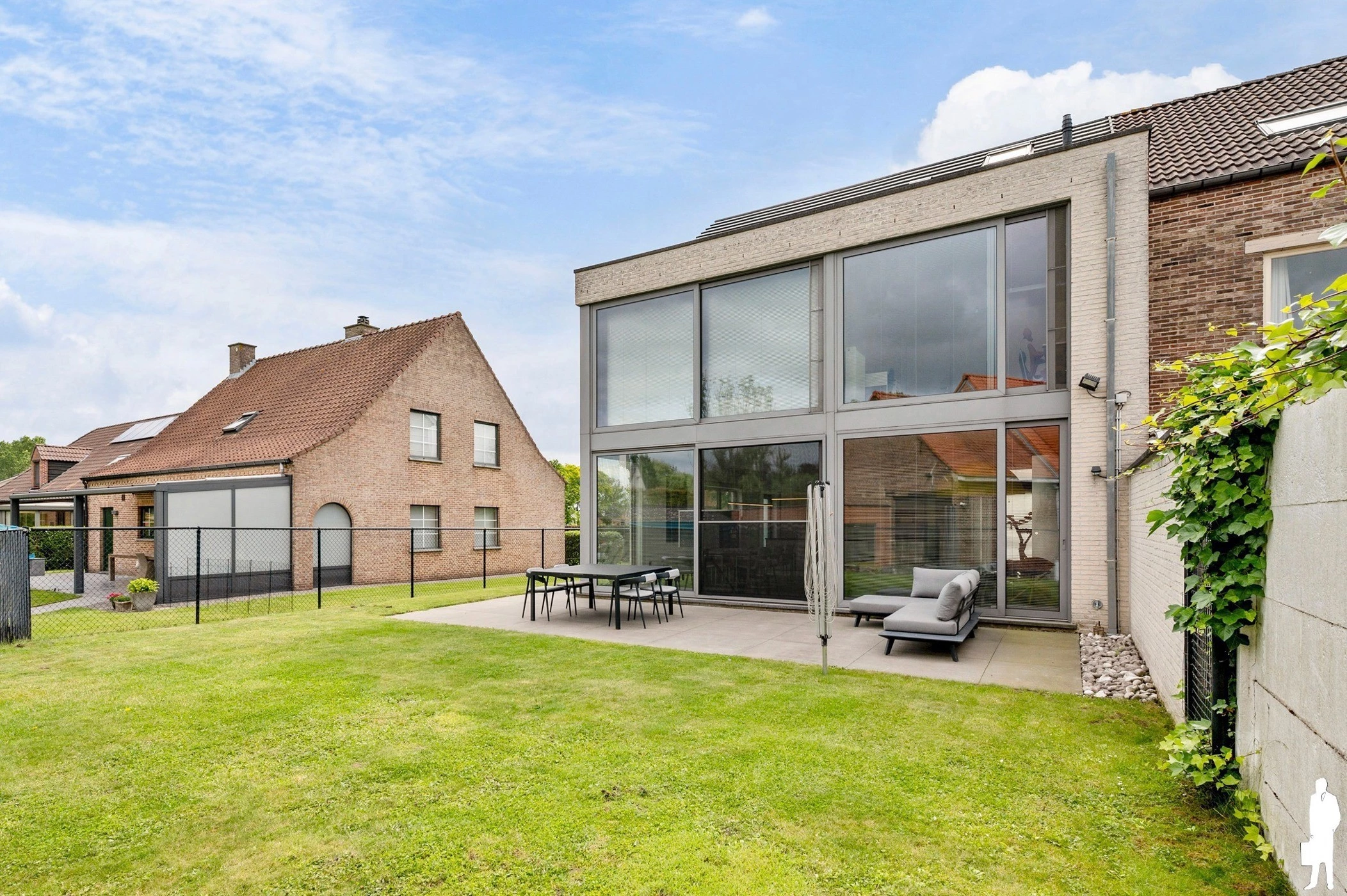 Avondzon op terras en in de tuin